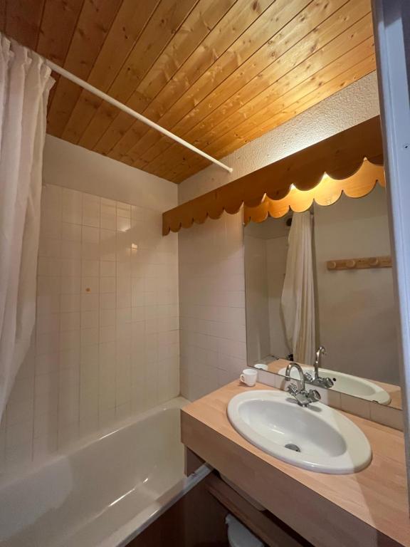 een badkamer met een wastafel en een bad bij RISOUL - Résidence ALTAIR - 5 couchages - À 1min à pieds des pistes in Risoul
