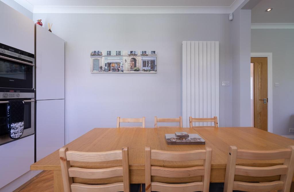 Een keuken of kitchenette bij Craigey Beach Home