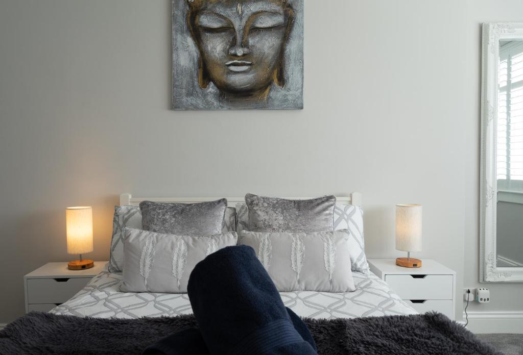 Een bed of bedden in een kamer bij Craigey Beach Home