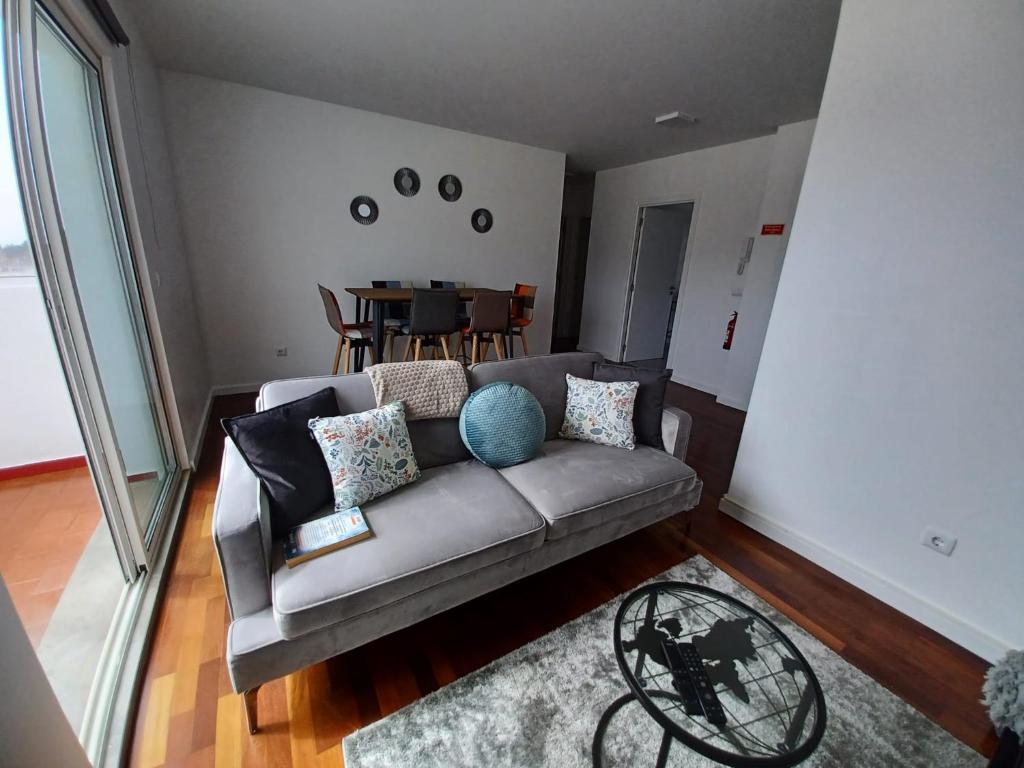 uma sala de estar com um sofá e uma mesa em Apartamento Oliveira no Funchal
