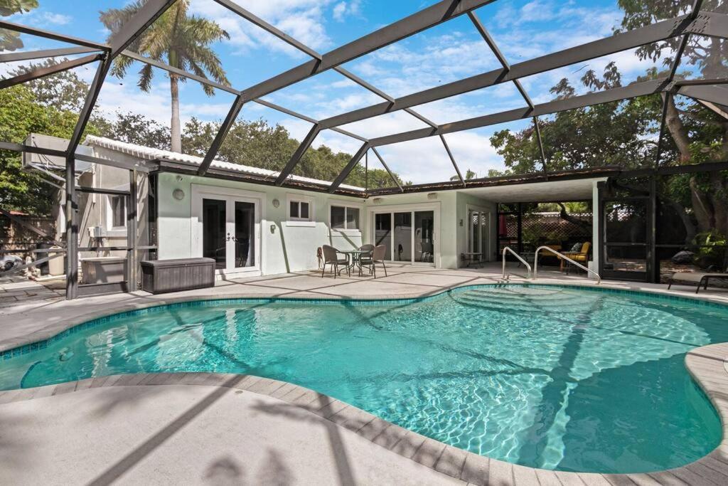 ein großer Pool mit Glasdach in der Unterkunft Heated Pool I Soundproof Home I Firepit I 630Mbps in Hollywood