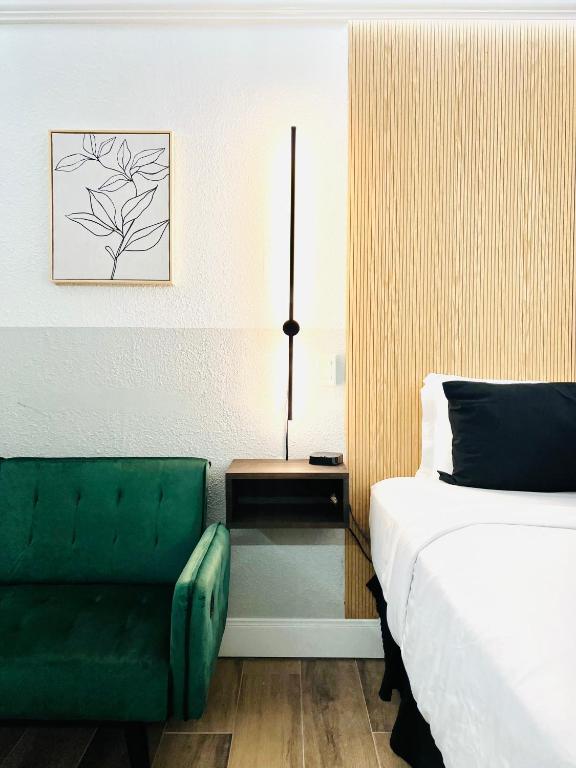 Postel nebo postele na pokoji v ubytování Cactus Cove Inn and Suites