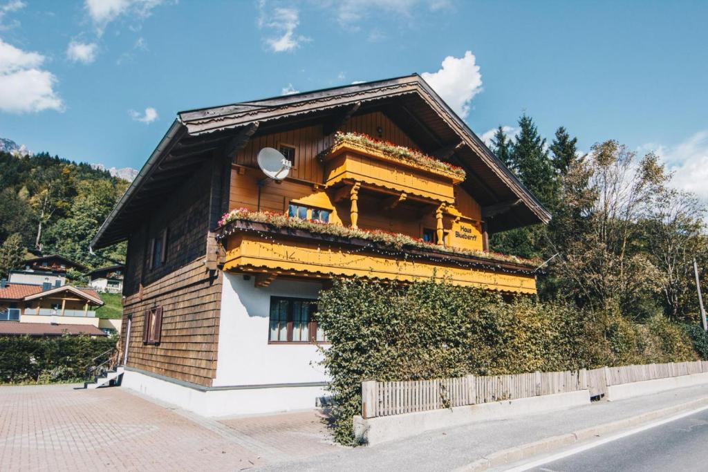 mały drewniany dom po stronie ulicy w obiekcie Haus Blueberry - Baranek Resorts w mieście Leogang