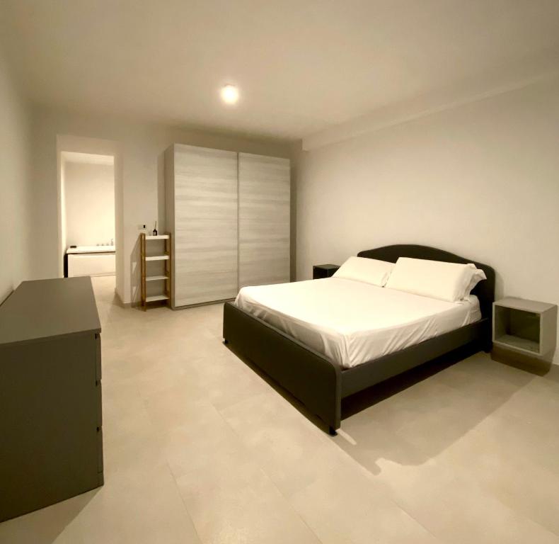 - une chambre avec un lit et une télévision dans l'établissement Svevia Home, à Manfredonia