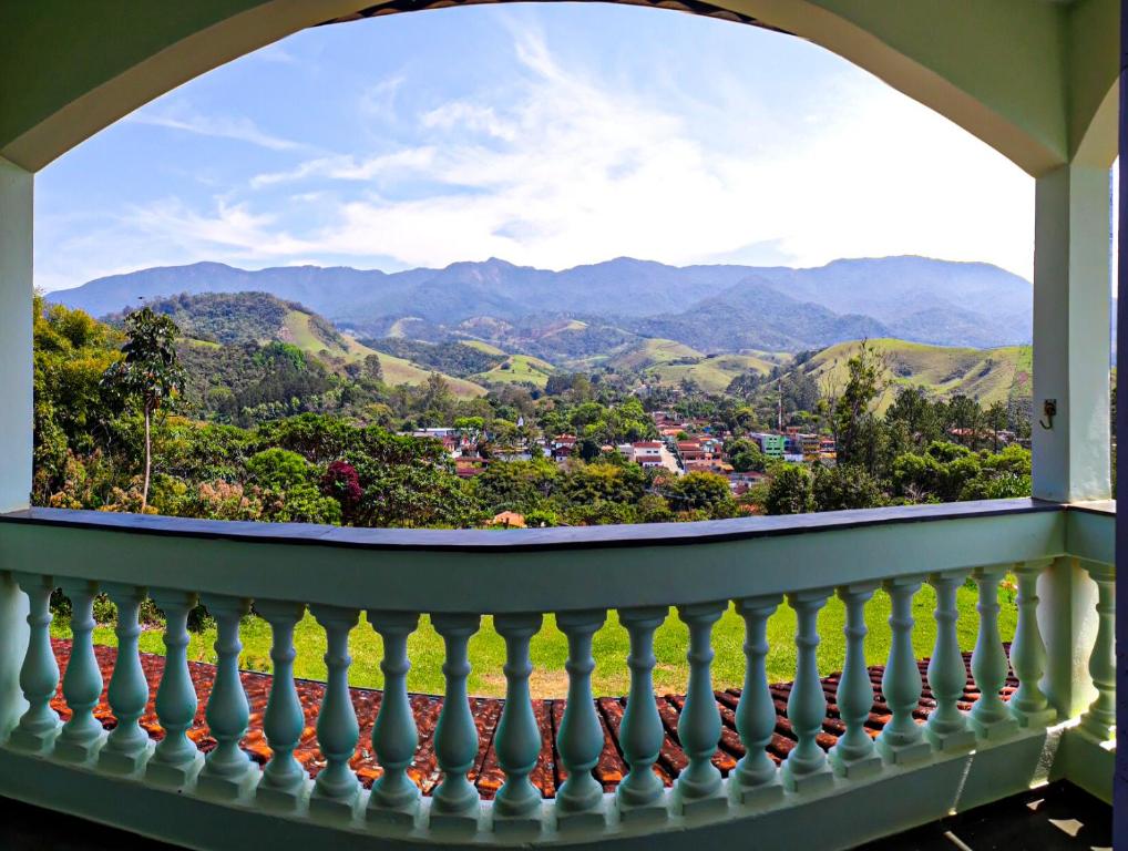 a balcony with a view of mountains at Pousada Ilumina in São Francisco Xavier