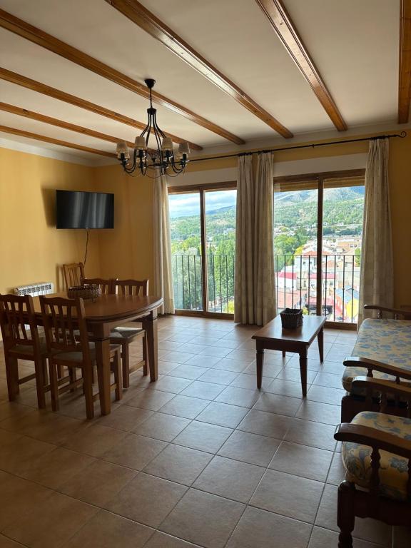 - un salon avec une table et une salle à manger dans l'établissement Apartamentos Cuesta de la Cruz, à Caravaca de la Cruz