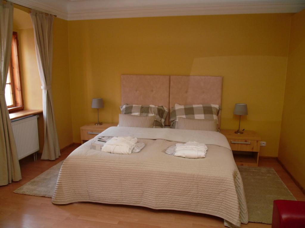 Posteľ alebo postele v izbe v ubytovaní Apartments and Suites Kremnica