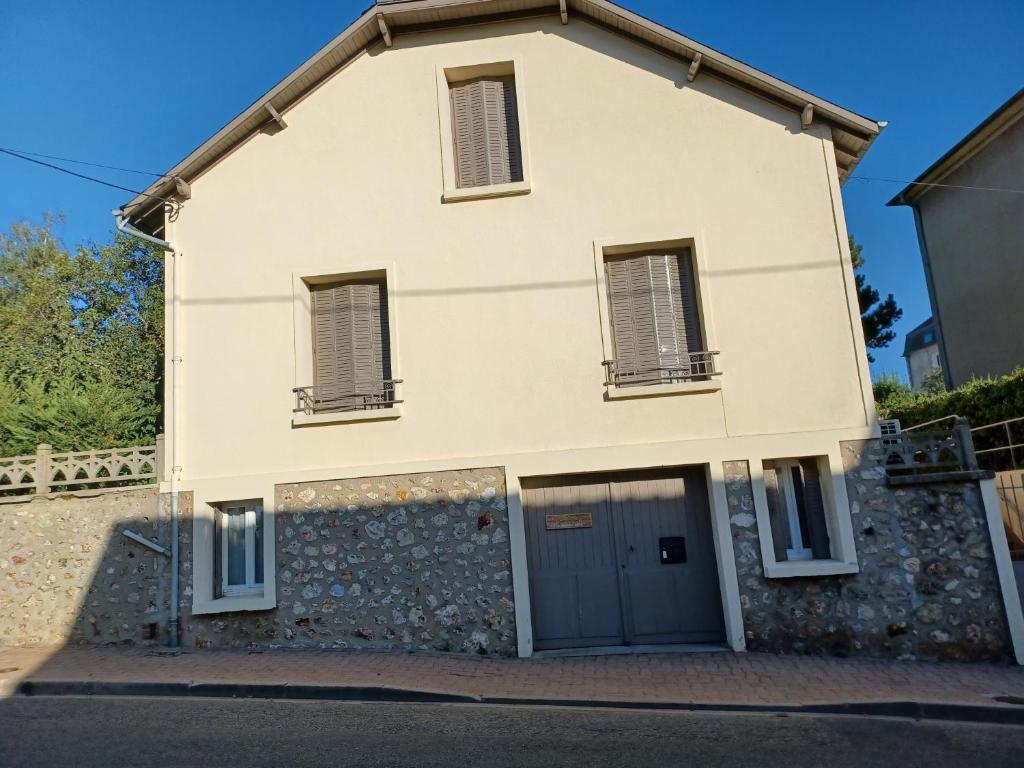 una casa antigua con garaje en La maison d'adèle, en Sancerre