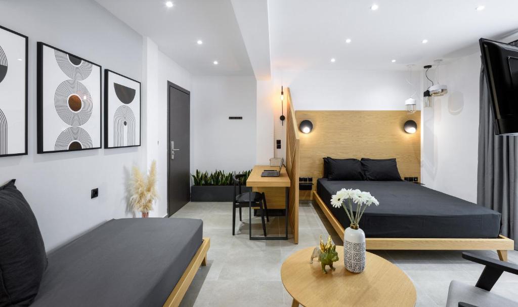 een slaapkamer met een bed en een woonkamer bij Pillow urban stay in Thessaloniki