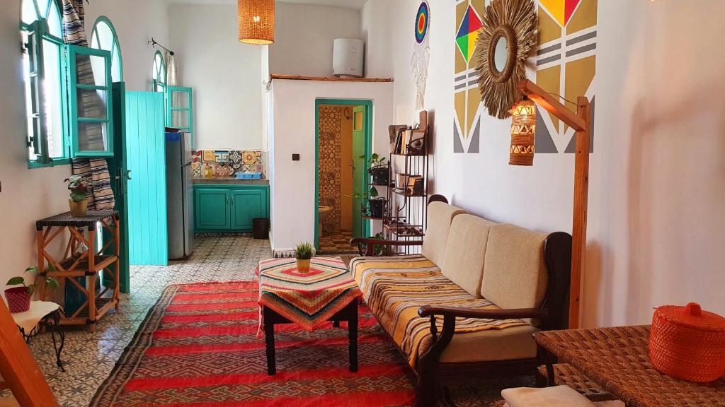 a living room with a couch and a table at Art studio au bord de la mer in El Jadida