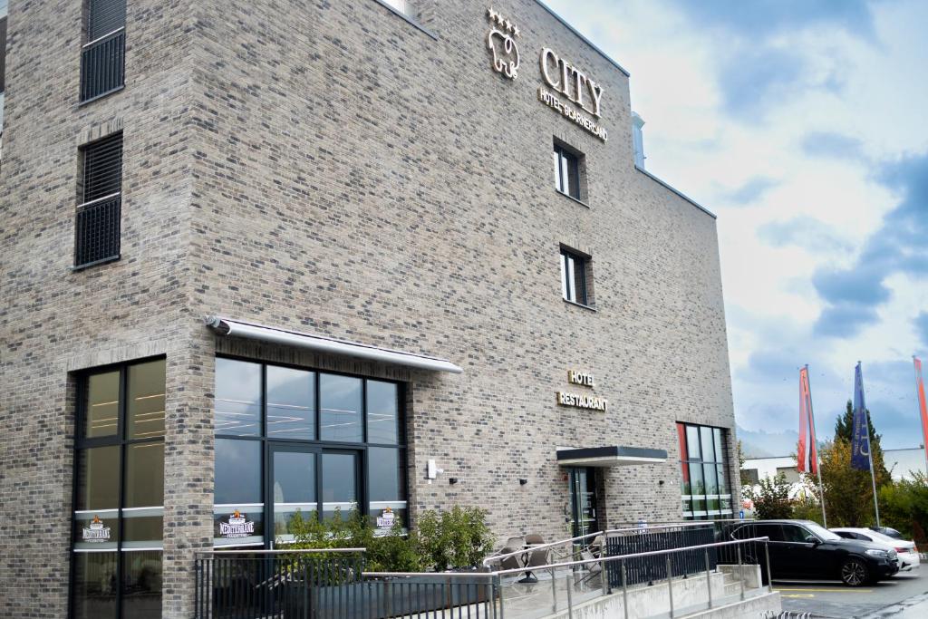 un edificio de ladrillo con un cartel. en City Hotel Glarnerland, en Näfels