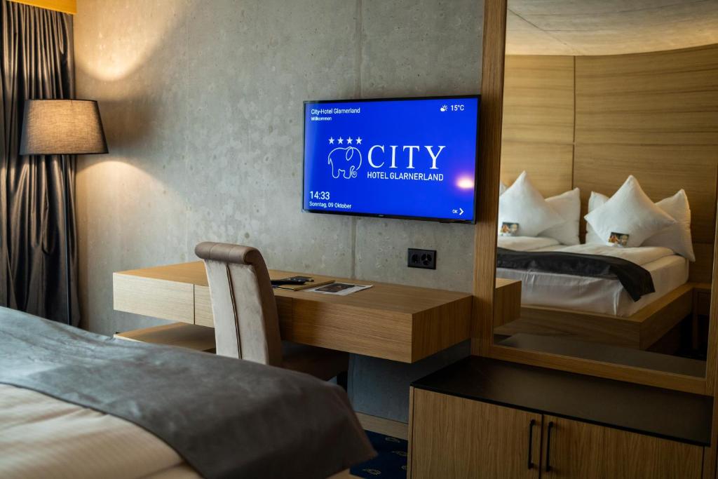 Postel nebo postele na pokoji v ubytování City Hotel Glarnerland
