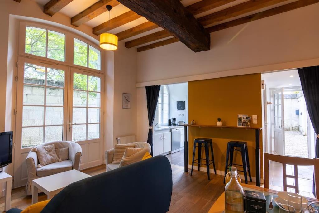 uma sala de estar com um sofá e uma mesa em Maison au pied du Château-Cour-Proche Centre Ville em Saumur