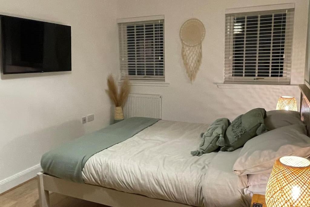 Postel nebo postele na pokoji v ubytování Harbourside, Luxurious Elegant Holiday home with Bike store - Sleeps 6