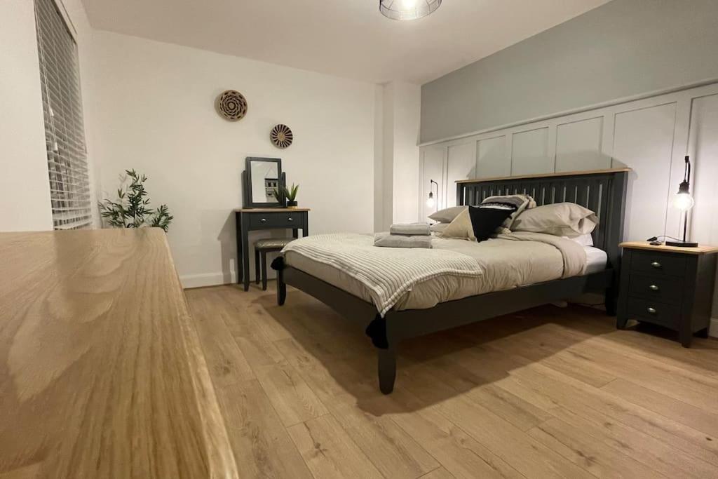 Postel nebo postele na pokoji v ubytování Harbourside, Luxurious Elegant Holiday home with Bike store - Sleeps 6