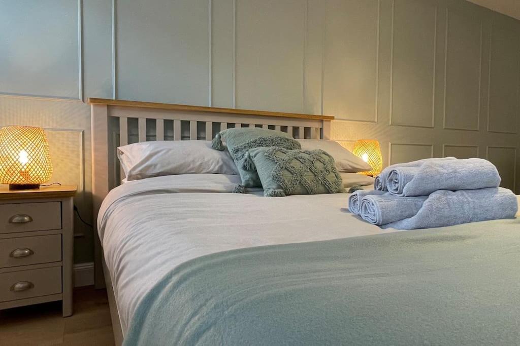 Postel nebo postele na pokoji v ubytování Harbourside, Luxurious Elegant Holiday home with Bike store - Sleeps 6