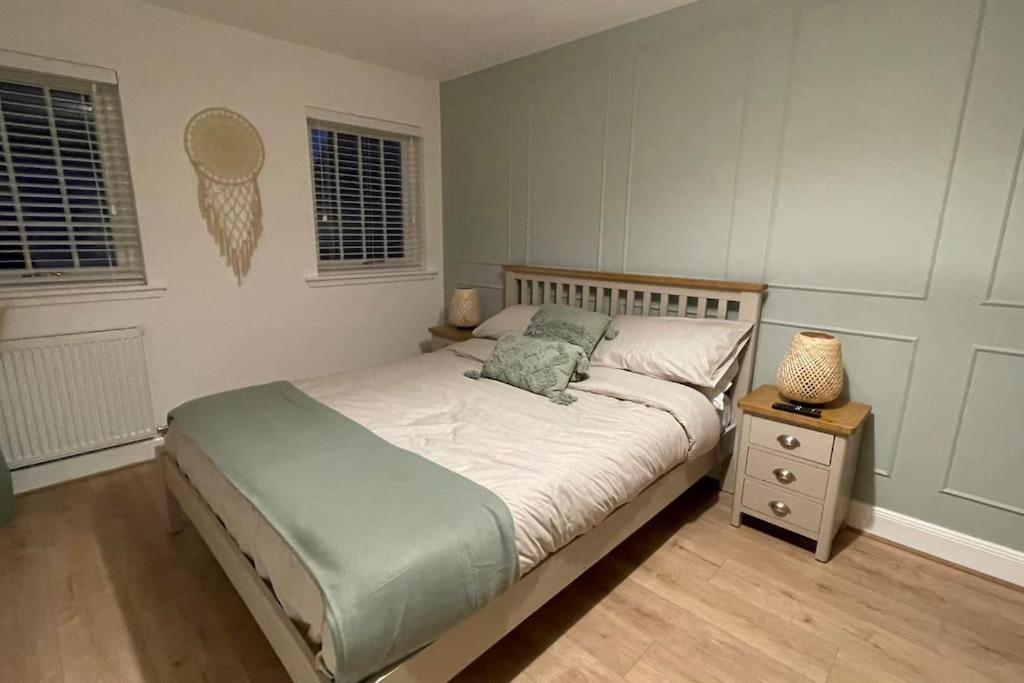 Postel nebo postele na pokoji v ubytování Harbourside, Luxurious Elegant Holiday home with Bike store - Sleeps 6