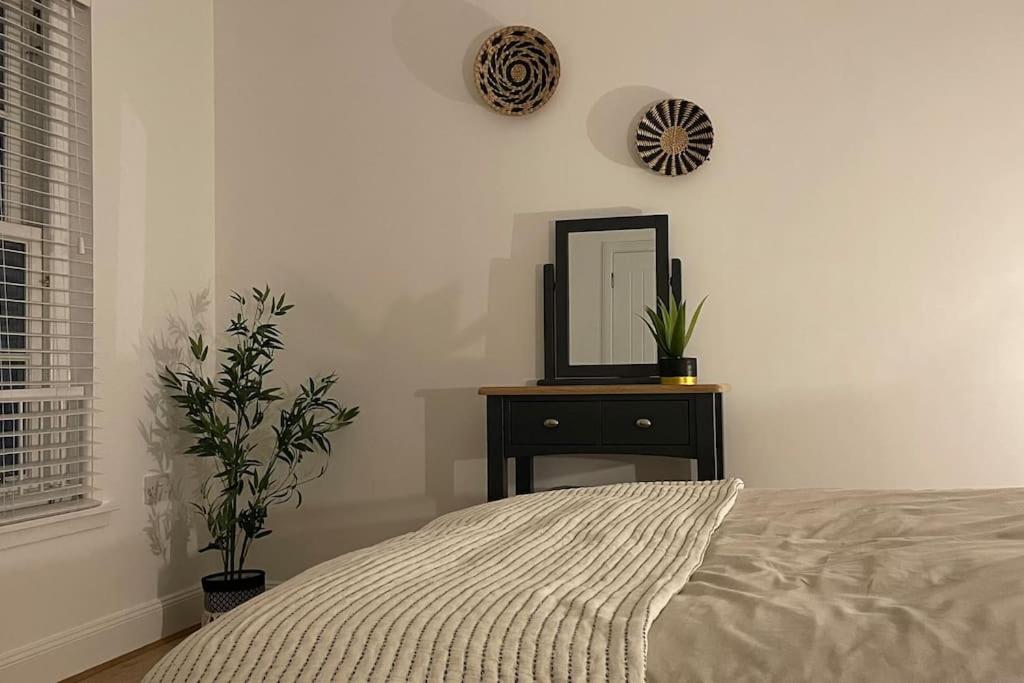 Postel nebo postele na pokoji v ubytování Harbourside, Luxurious Elegant Holiday home with Bike store - Sleeps 6