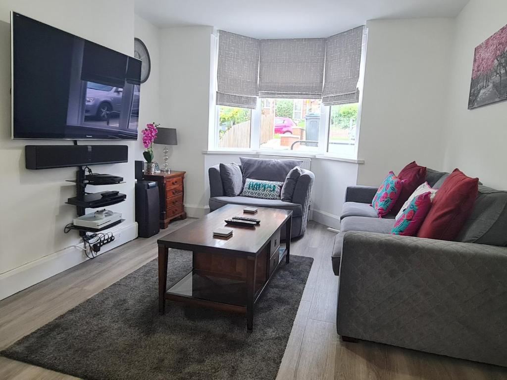 Ruang duduk di Pass the Keys Attractive Modern 2 Bedroom House in Harborne