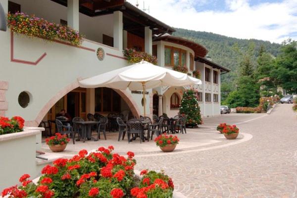 Nespecifikovaný výhled na hory nebo výhled na hory při pohledu z hotelu