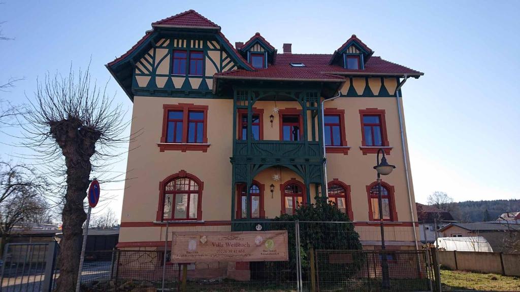 een groot huis met een gambrel dak bij Villa Weißbach - Haus Hilda in Flöha
