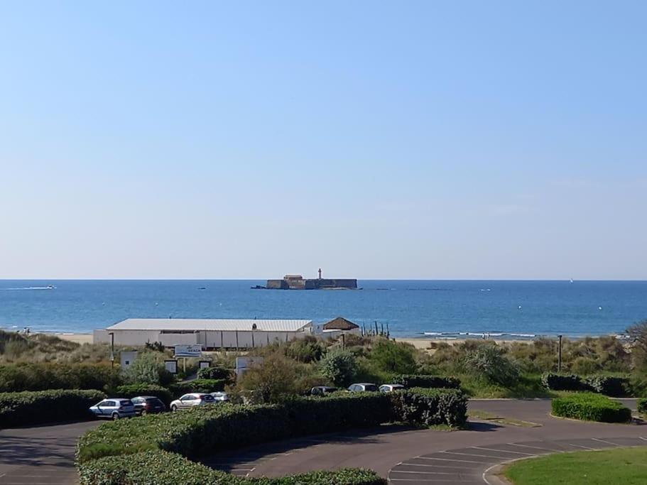 - une vue sur l'océan depuis un parking dans l'établissement Amoureva F30, T2, parking, clim, piscine, au Cap d'Agde