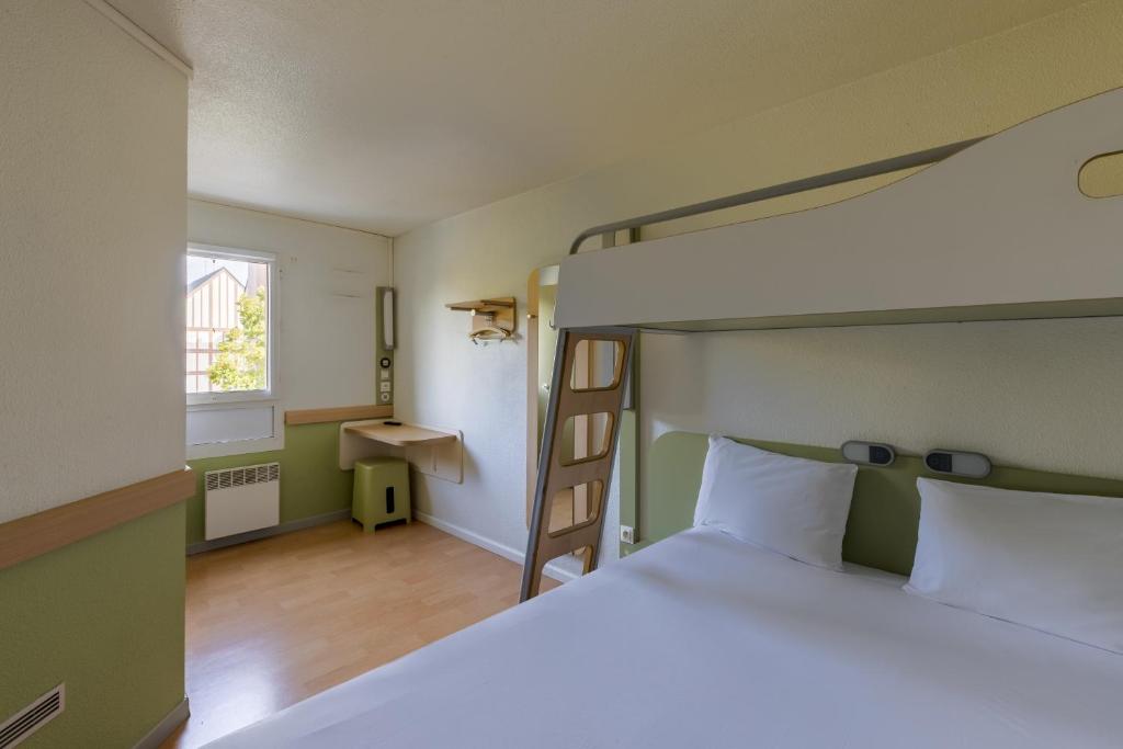 a bedroom with a bed and a bunk bed at B&B HOTEL Troyes Centre in Troyes