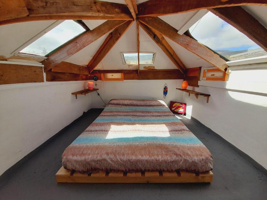 um quarto com uma cama grande num sótão em Climbing Suite with sky windows ! em Santa Cruz de Tenerife