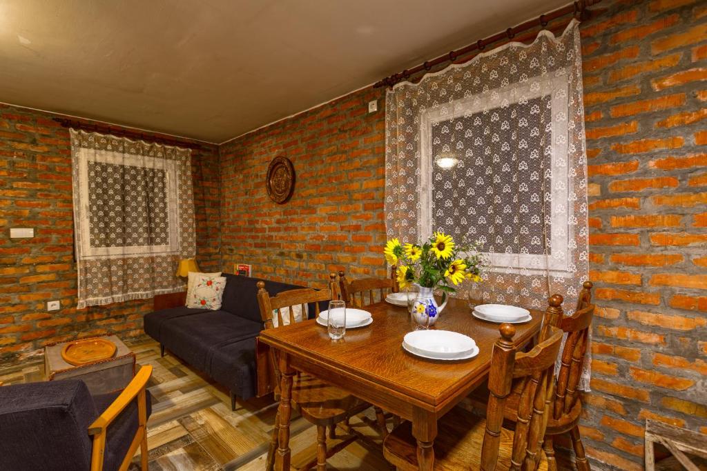 Khu vực ghế ngồi tại Zlatibor Cottages