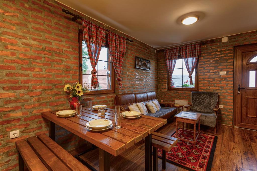 Khu vực ghế ngồi tại Zlatibor Cottages