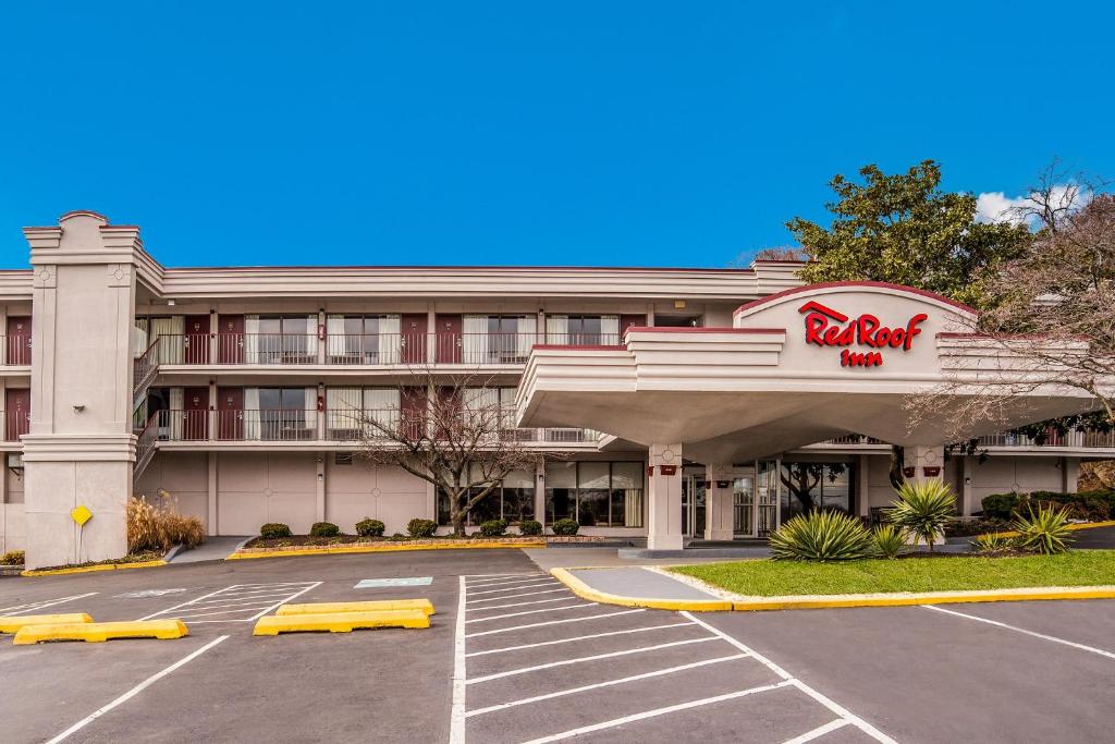 une vue sur l'extérieur d'un hôtel avec un parking dans l'établissement Red Roof Inn Baltimore South Glen Burnie, à Glen Burnie