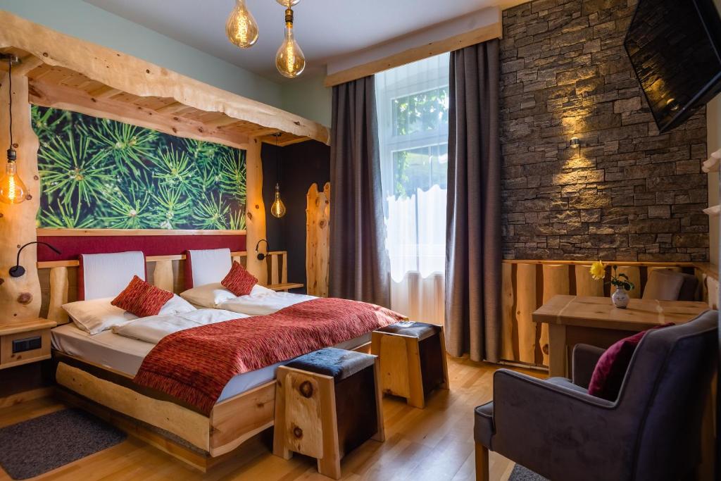 1 dormitorio con cama y ventana grande en Kaiserhof en Reichenau