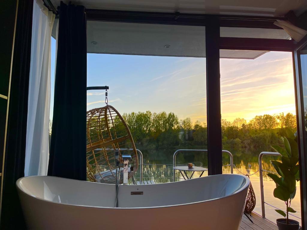 Bateau-hôtel Suite flottante romantique avec balneo ,  Saint-Martin-la-Garenne, France . Réservez votre hôtel dès maintenant ! -  Booking.com