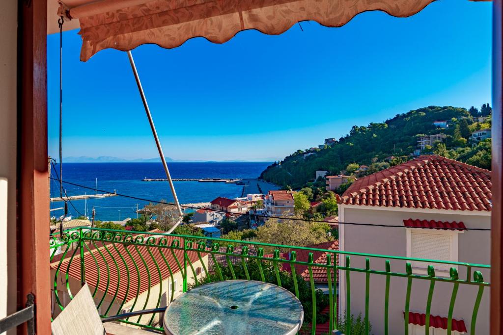 uma vista para o oceano a partir de uma varanda de uma casa em Golden Flower's Apartment em Poros