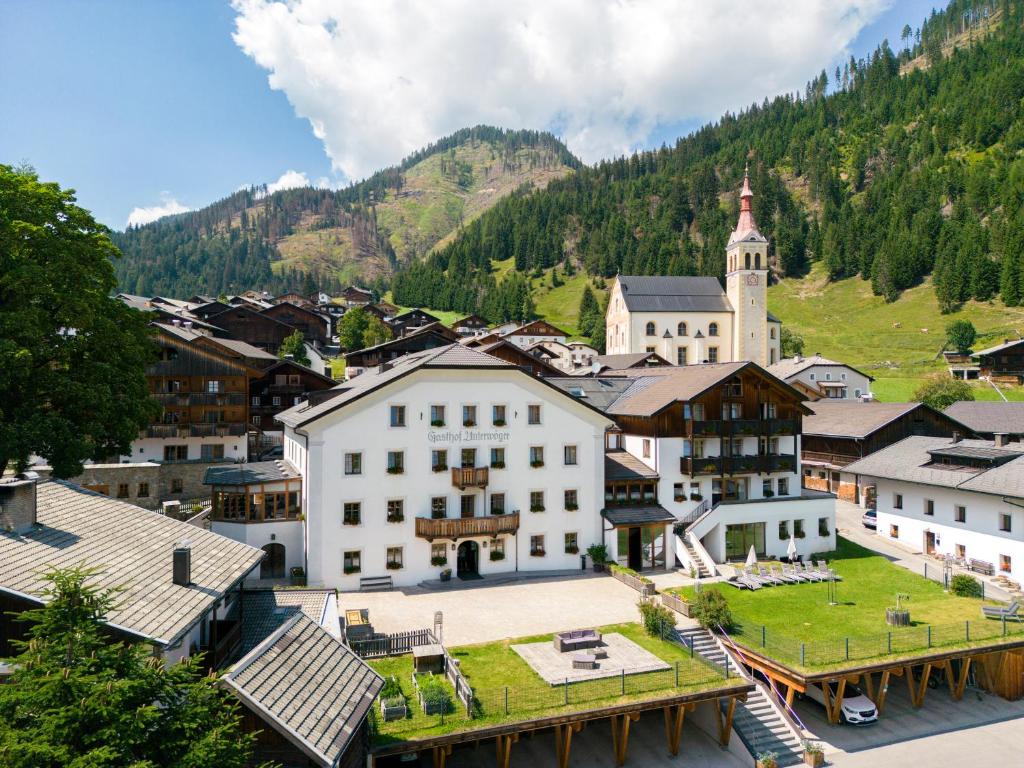 een luchtzicht op een stad met een berg bij Hotel Gasthof Unterwöger in Obertilliach