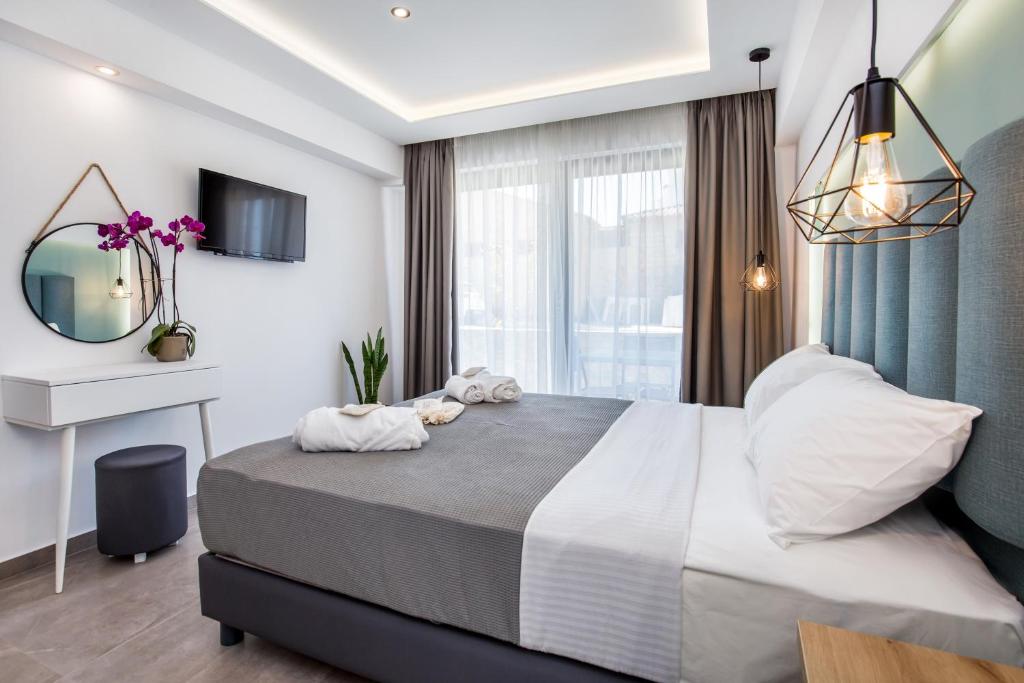 een slaapkamer met een groot bed en een spiegel bij New Azzurro Deluxe in Limenaria