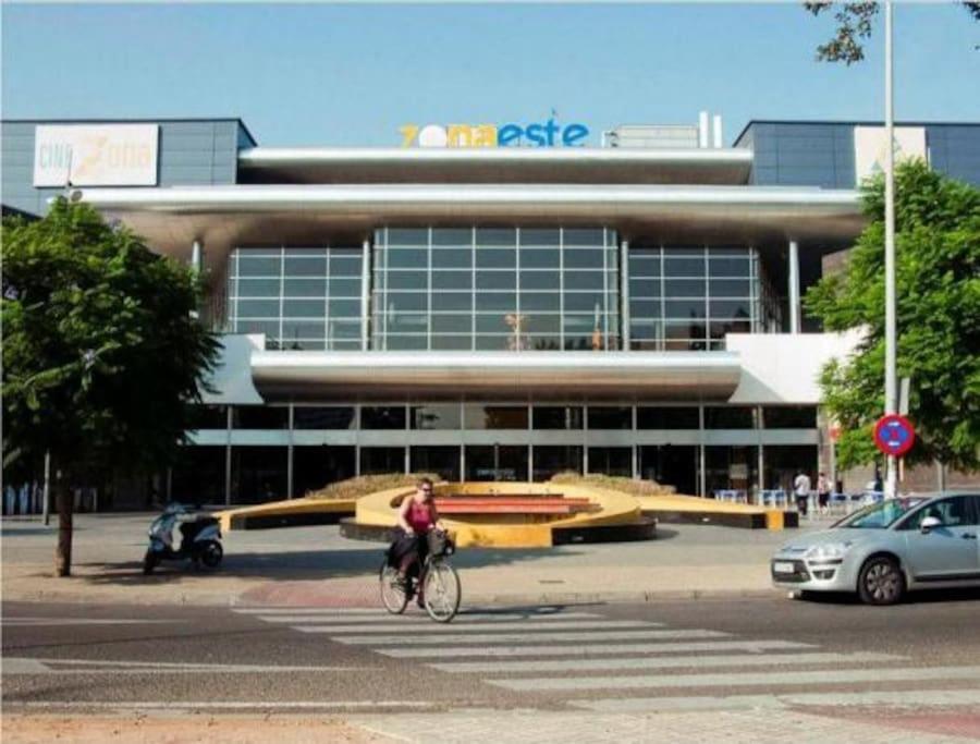 Hostia v ubytovaní FIBES Apartamento con piscina y parking gratis