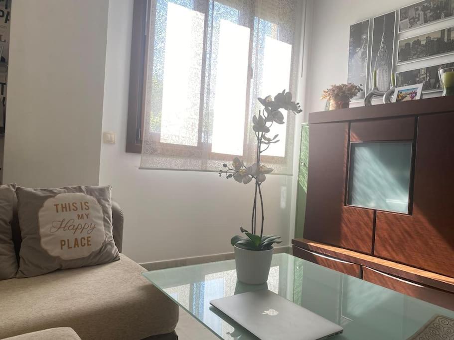 Posedenie v ubytovaní FIBES Apartamento con piscina y parking gratis