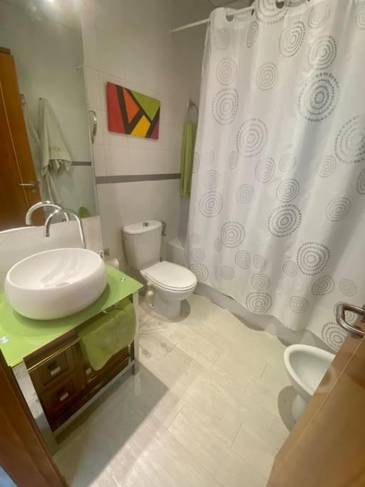 Kúpeľňa v ubytovaní FIBES Apartamento con piscina y parking gratis