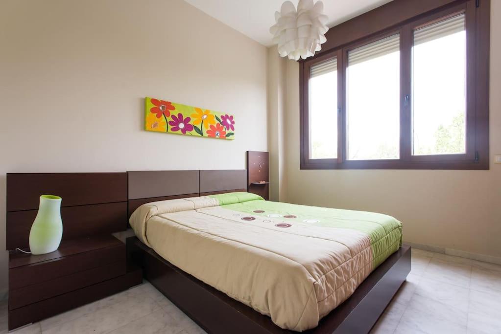 Posteľ alebo postele v izbe v ubytovaní FIBES Apartamento con piscina y parking gratis