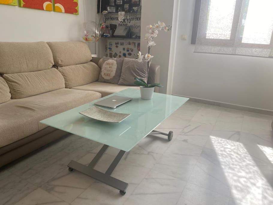 Posedenie v ubytovaní FIBES Apartamento con piscina y parking gratis