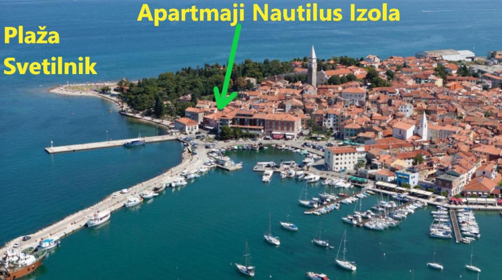 - une vue aérienne sur un port avec des bateaux dans l'eau dans l'établissement Apartments Nautilus, nearby beach Svetilnik, à Izola