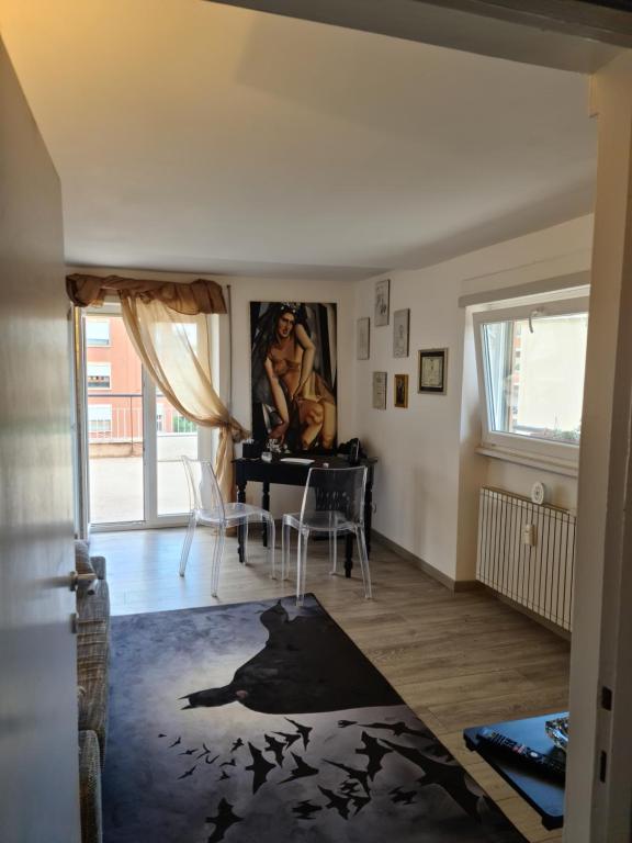 een woonkamer met een tafel en een schilderij aan de muur bij Casa Aurelia in Rome