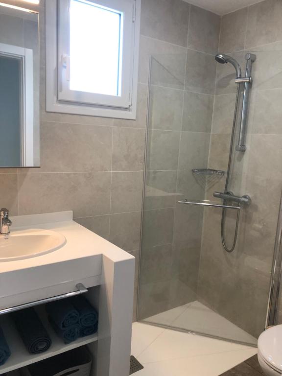 een badkamer met een douche en een wastafel bij Blanco Homes & Living 3A in El Tablero