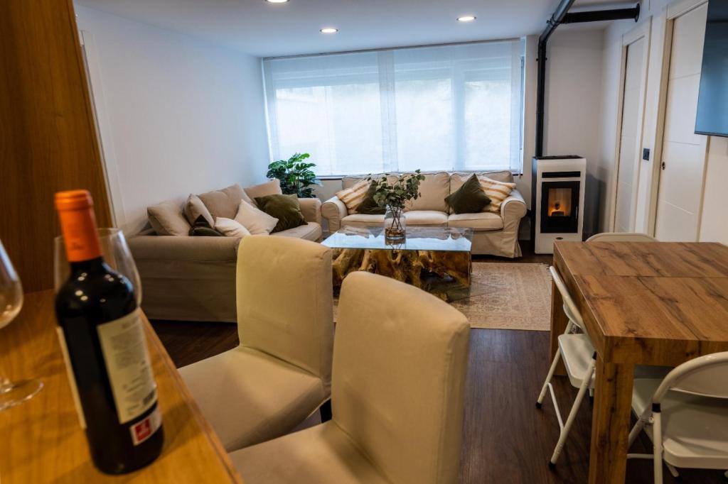 salon z butelką wina na stole w obiekcie Fantastic brand new apartment in best location just few steps from the ski slope! private parking w mieście Sierra Nevada