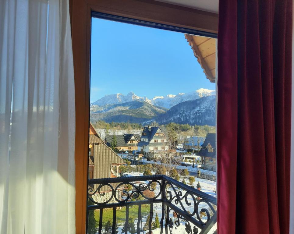 a window with a view of a snowy mountain at Willa Grand Krzesanica in Kościelisko