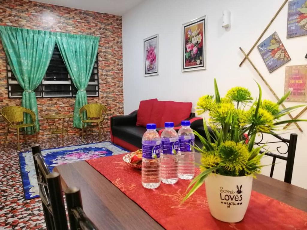 una mesa con botellas de agua encima en Camelia Seroja View Drawbridge, KTCC Mall & Mayang Mall, en Kuala Terengganu