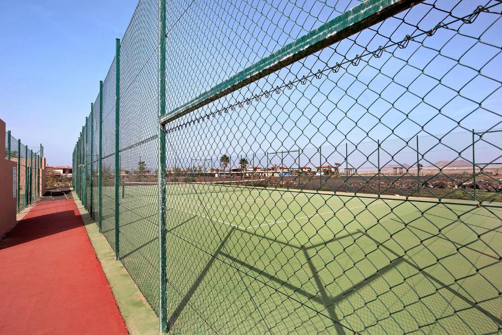 Tenis alebo squash v ubytovaní Villa Escapada alebo jeho okolí