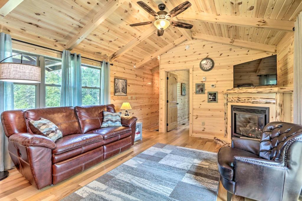 羅根的住宿－Clover Cabin with Hot Tub and Deck in Hocking Hills!，带沙发和壁炉的客厅