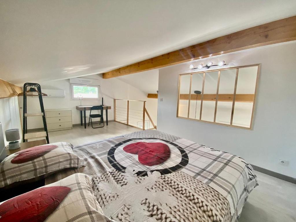 Postel nebo postele na pokoji v ubytování l’Aragonette